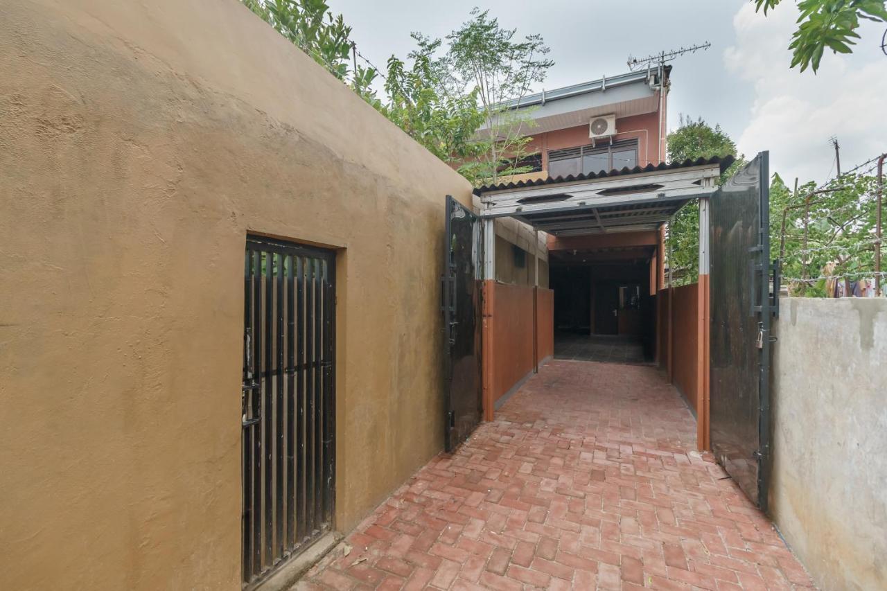 Reddoorz Syariah Near Siloam Hospitals Bulak Kapal Hotel Bekasi Bagian luar foto
