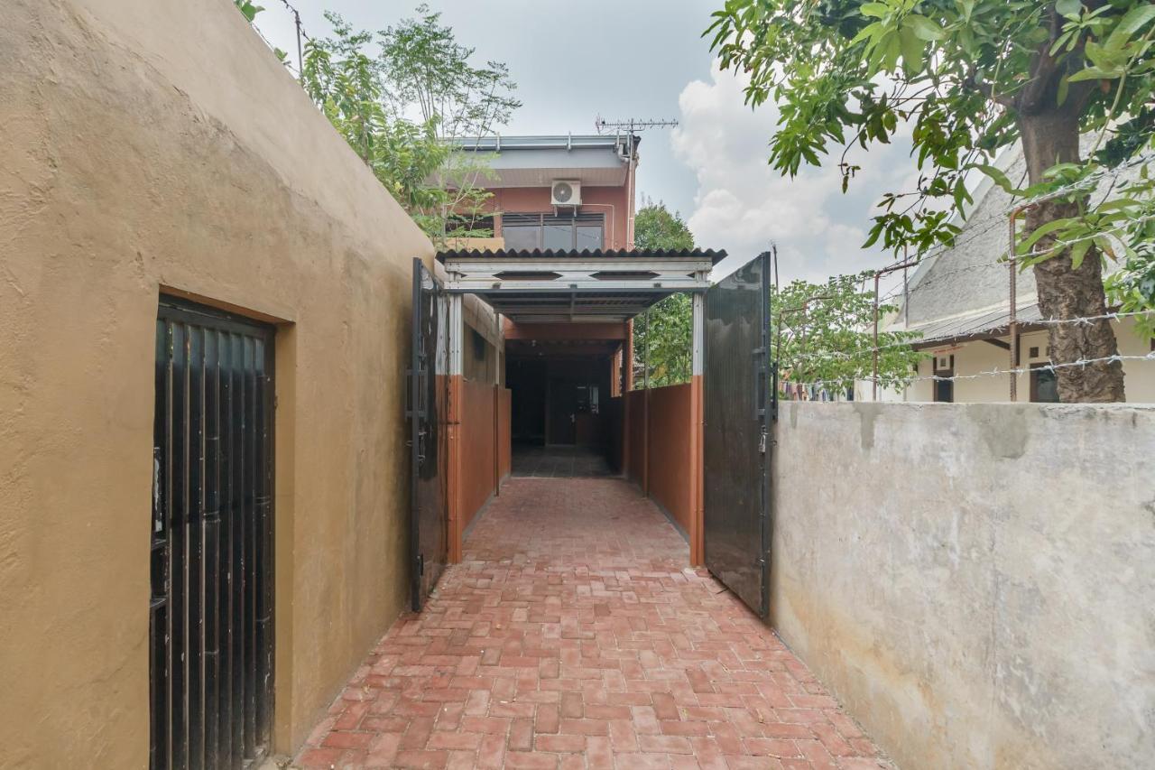 Reddoorz Syariah Near Siloam Hospitals Bulak Kapal Hotel Bekasi Bagian luar foto